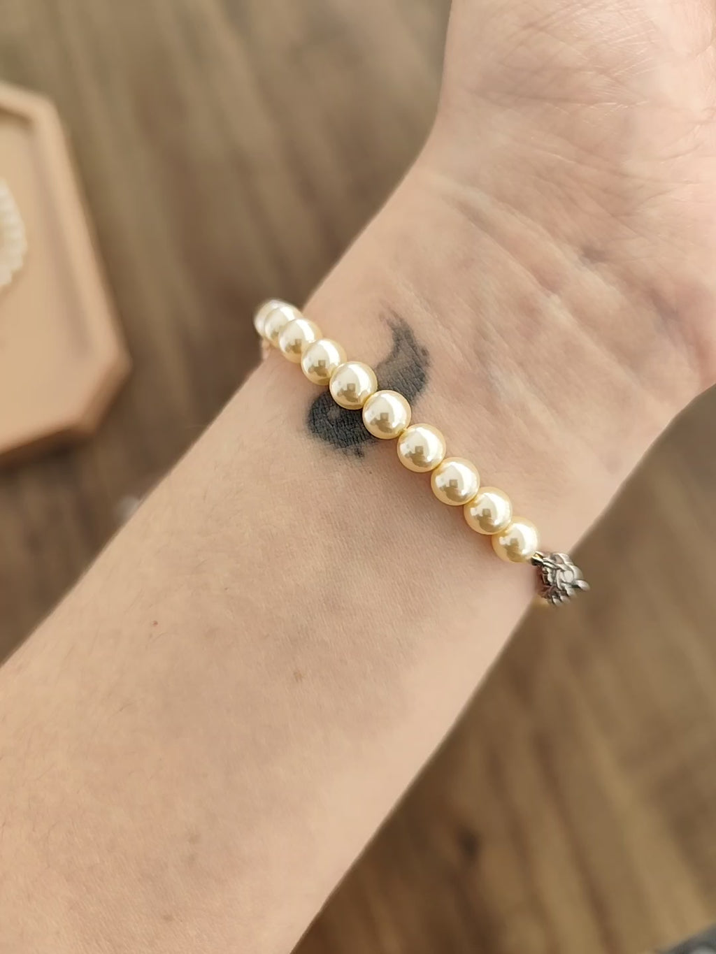 Pulseira Laço e Pérolas Champagne