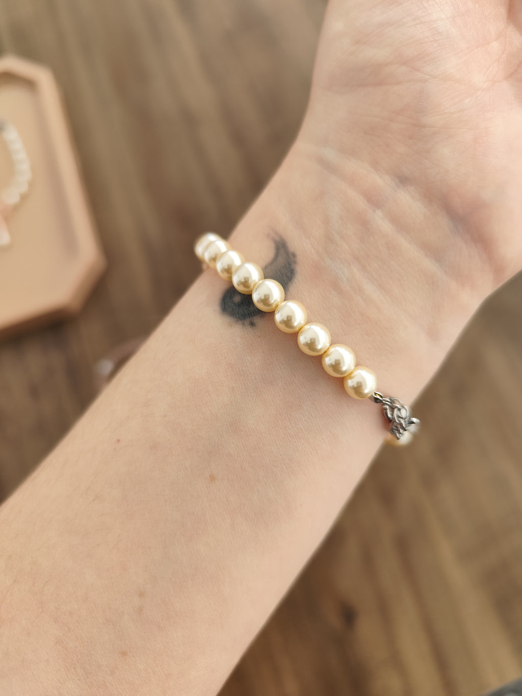 Pulseira Laço e Pérolas Champagne